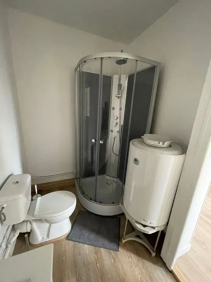 Salle d'eau neuve : cabine de douche, WC et chauffe-eau.