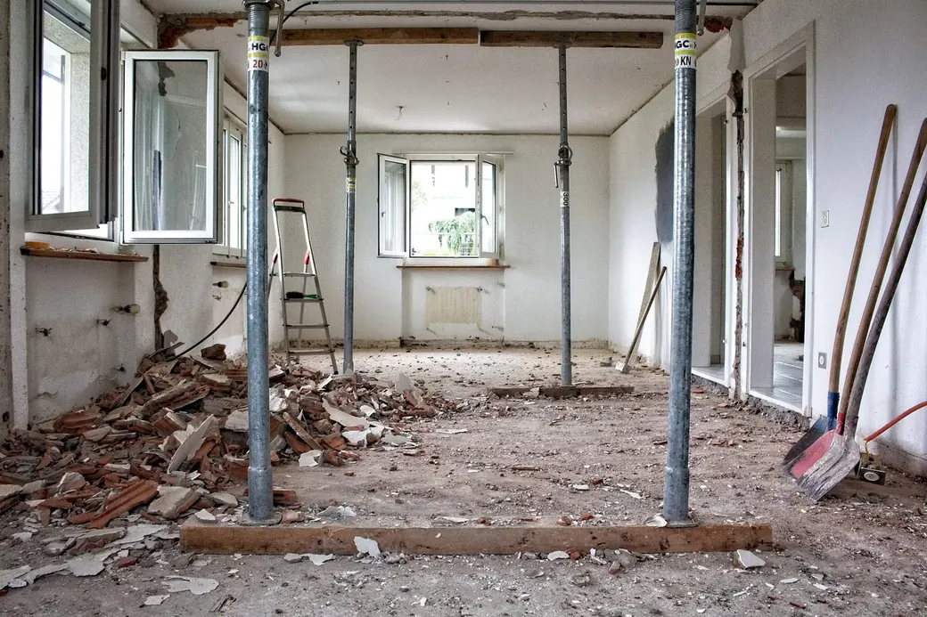 Chantier de rénovation en cours : étais soutenant un plafond, murs mis à nu.