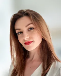 Portrait de Chloé, consultante, bras droit.