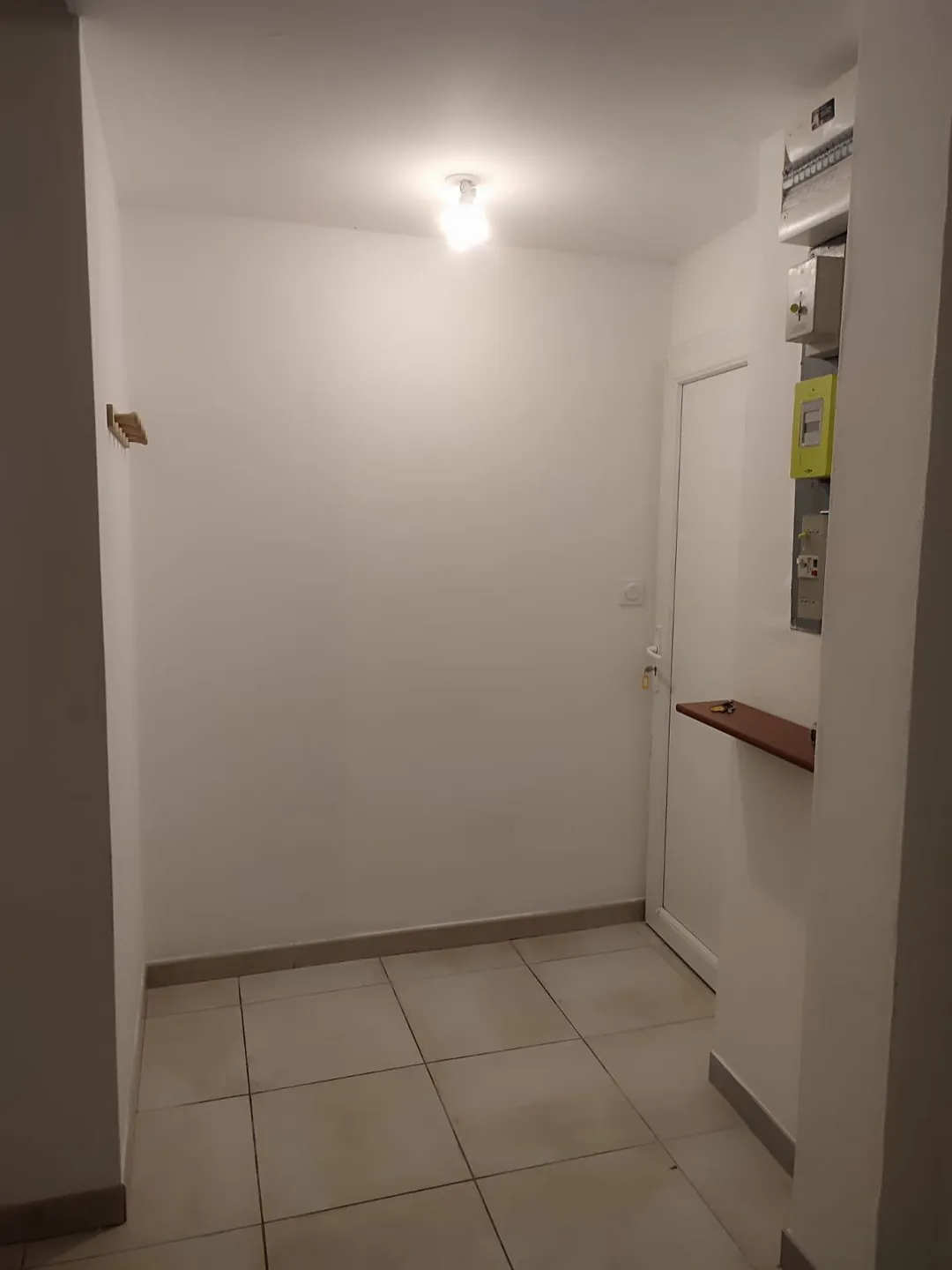 Dégagement neuf desservant la salle d'eau, portes blanches.