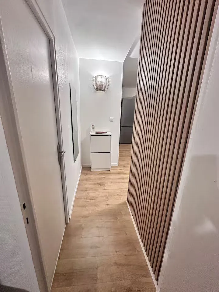 Couloir vu dans l'autre sens, tasseaux bois et meuble bas.