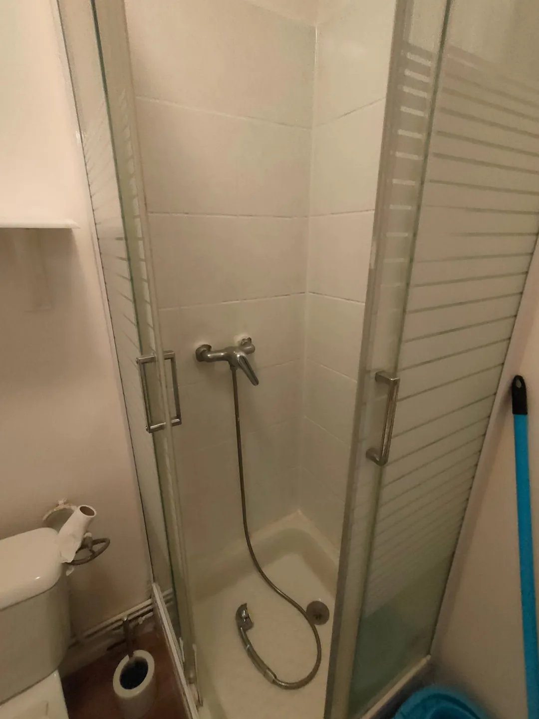 Détail de la cabine de douche et de la robinetterie.