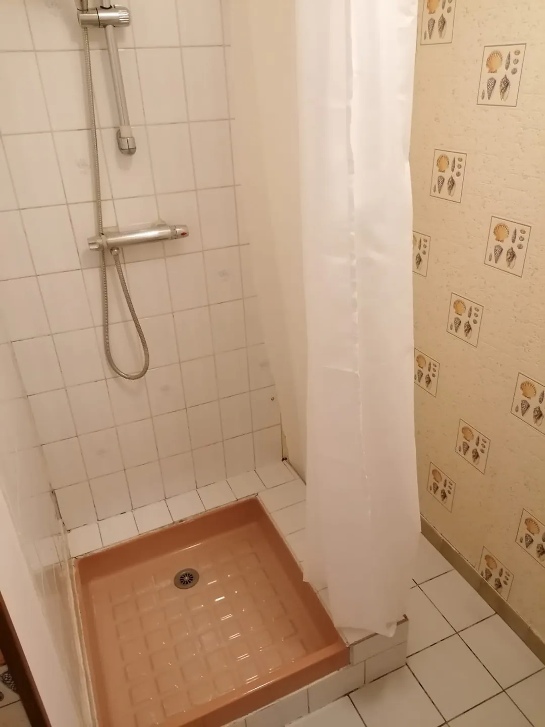 Receveur de douche bois et carrelage d'origine.