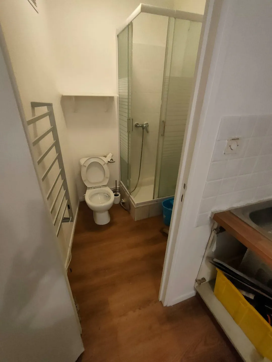 Salle d'eau vue depuis la cuisine en fin de chantier.
