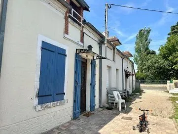 La rangée de maisons mitoyennes vue depuis la cour, volets bleus.