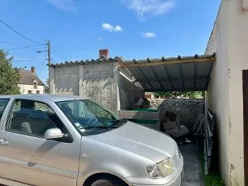 Appentis couvert servant d'abri de voiture, en fond de cour.