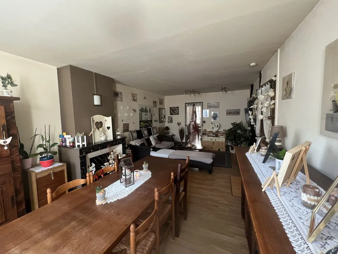 Salle à manger occupée avec grande table en bois et buffet.