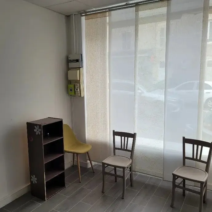 Espace d'attente avec chaises, meuble bas et panneaux occultants.