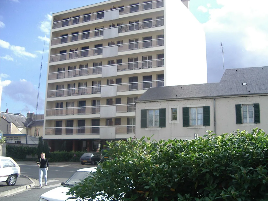 Immeuble d'habitation de plusieurs étages, vu depuis la rue.