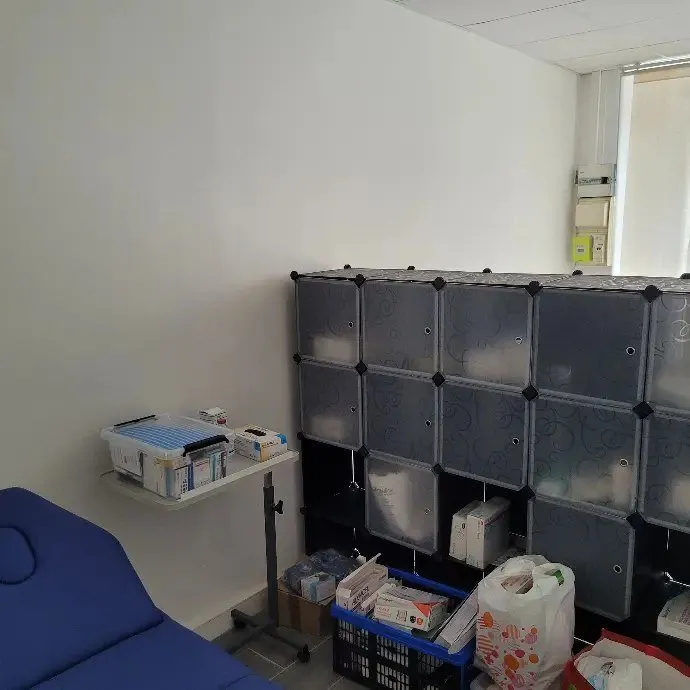 Rangements modulaires et table de soins contre le mur.