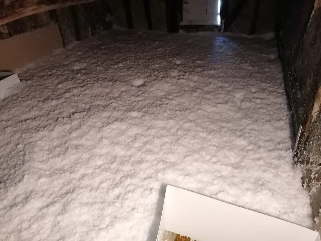 Plancher du grenier et isolant en vrac.
