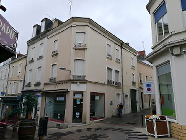 Immeuble de 4 lots détenu par Ornella Poulain. Immeuble d'angle, commerces au rez-de-chaussée.