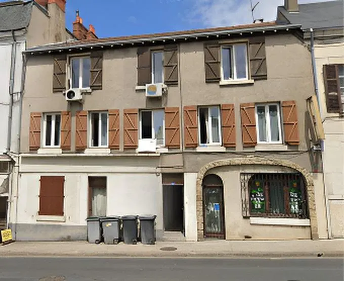 Immeuble de 7 lots détenu par Ornella Poulain. Façade sur rue, commerce en pied d'immeuble.