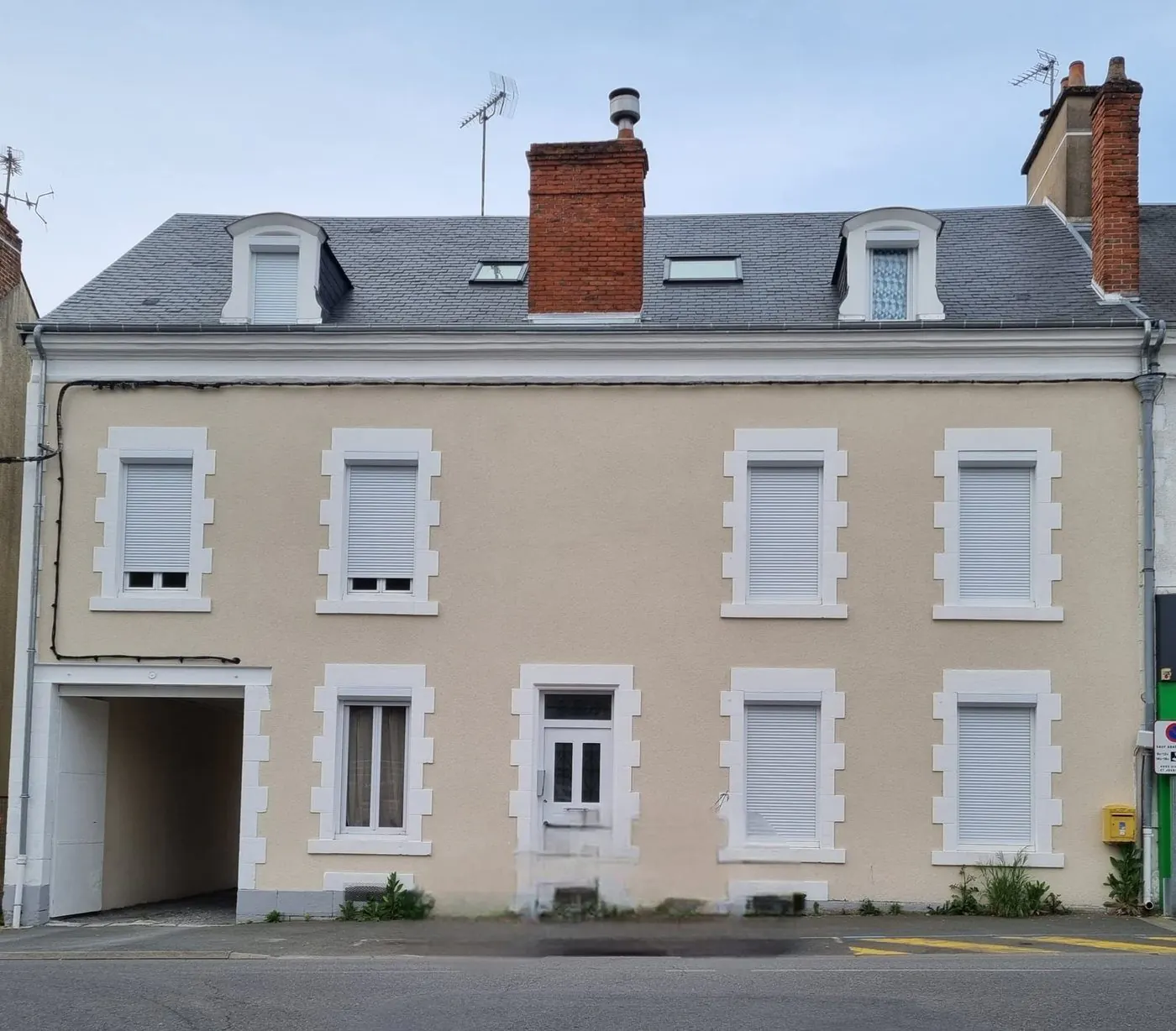 Immeuble de rapport détenu par Ornella Poulain. Façade sur rue, trois niveaux et un porche.