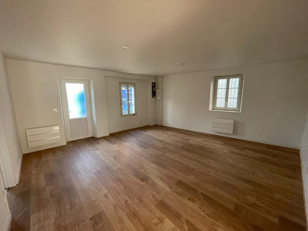 Chambre à deux fenêtres après travaux, sol stratifié.