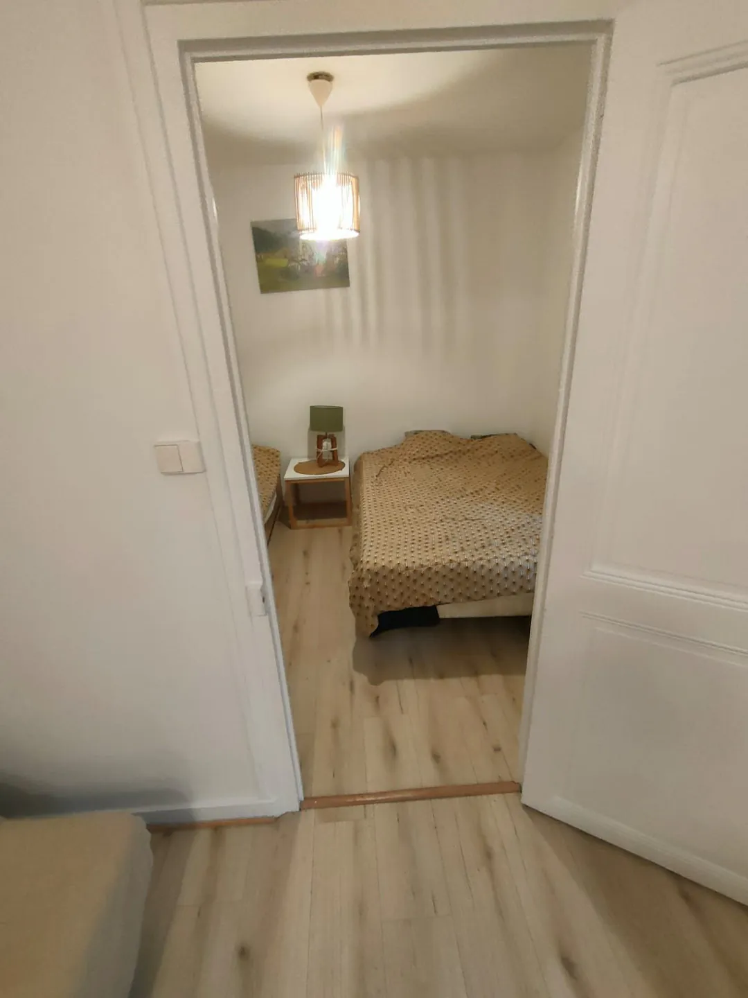 Enfilade vers le coin nuit meublé, vue depuis le séjour.