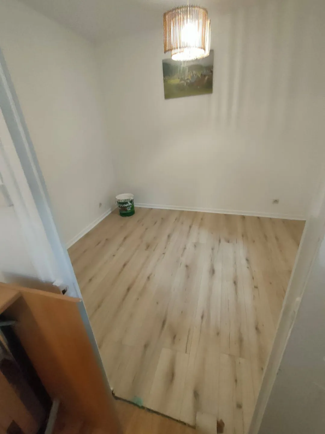 La pièce vue depuis la porte, entièrement vidée.