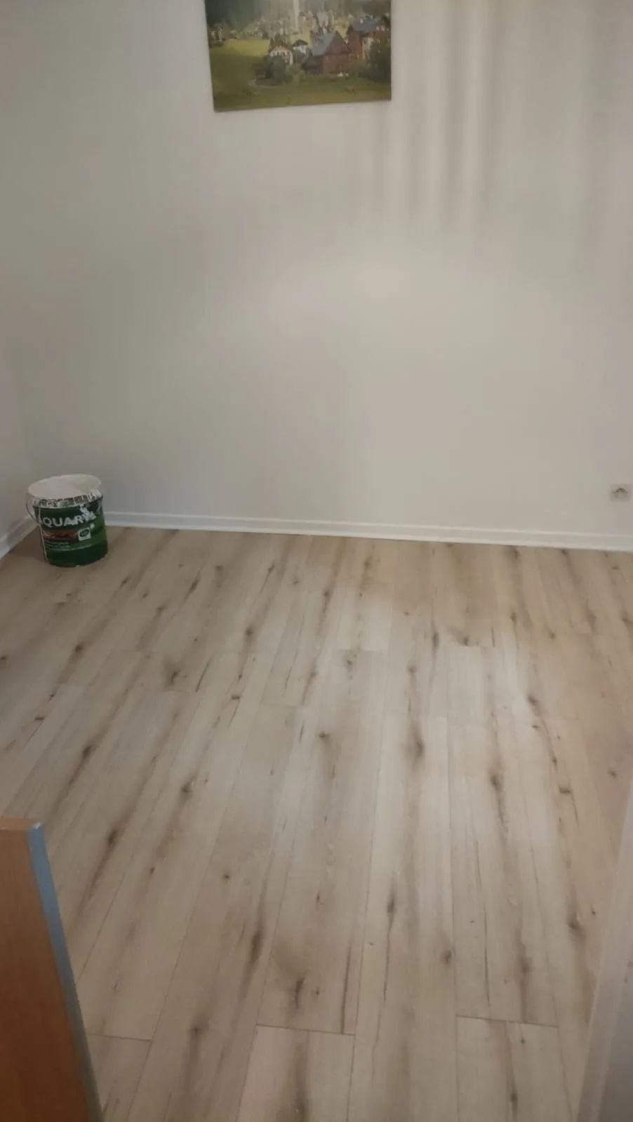 Le sol neuf du coin nuit, avant le retour du mobilier.