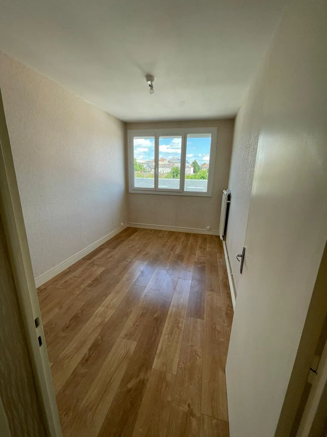 Dégagement au parquet clair menant aux chambres.