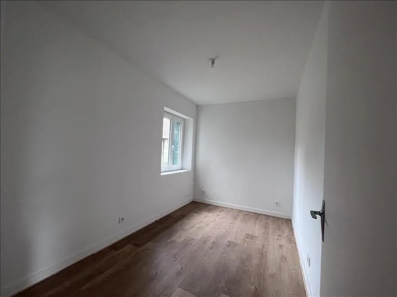 Pièce refaite vue depuis la porte, sol stratifié posé.