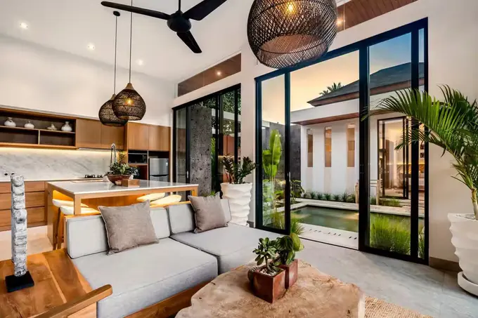 Le séjour de la villa, ouvert de plain-pied sur la piscine par une baie coulissante.